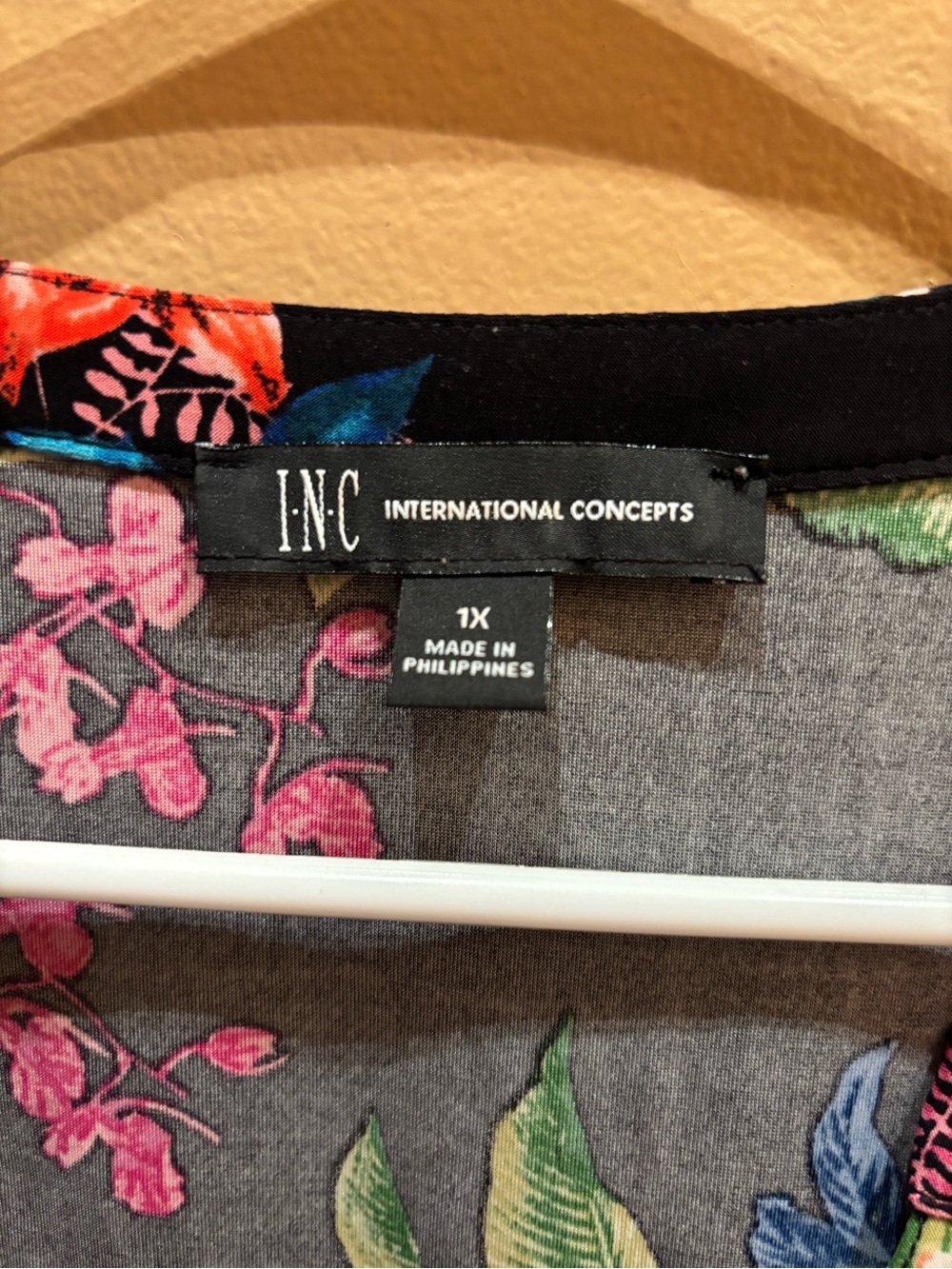 INC International Concepts Black Floral V-Neck Long Sleeve Top Size 1X - Picture 4 of 8